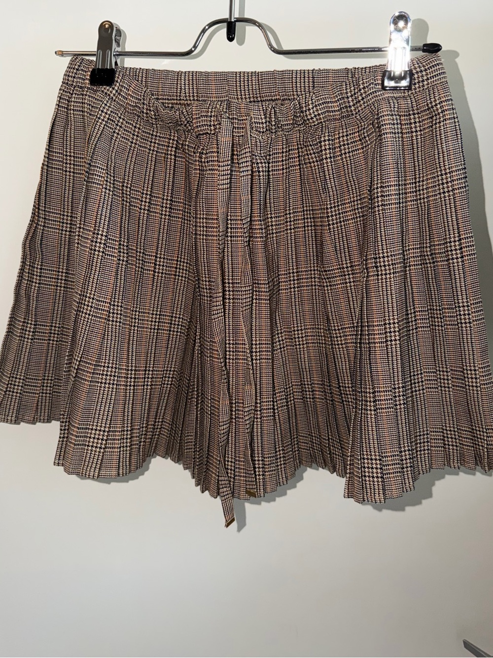 H & M Plaid Pleated Mini Skirt with Elastic Waist - Brown